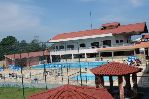 Foto da area da piscina da colônia